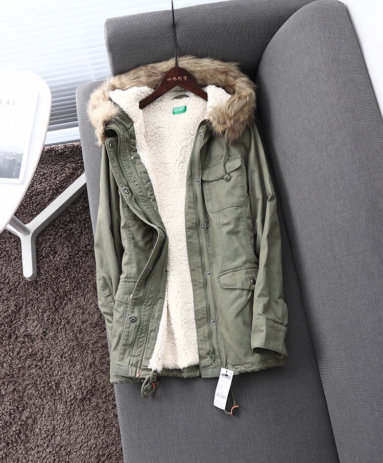Benetton เสื้อกันหนาว parka ปาร์ก้า โค้ทกันหนาว เสื้อฮูทเฟอร์ สีเขียว แบรนด์เนม BENETTON แต่งขนเฟอร์ ซับขนอุ่นด้านใน(เฟอร์ถอดได้คะ) เขียว