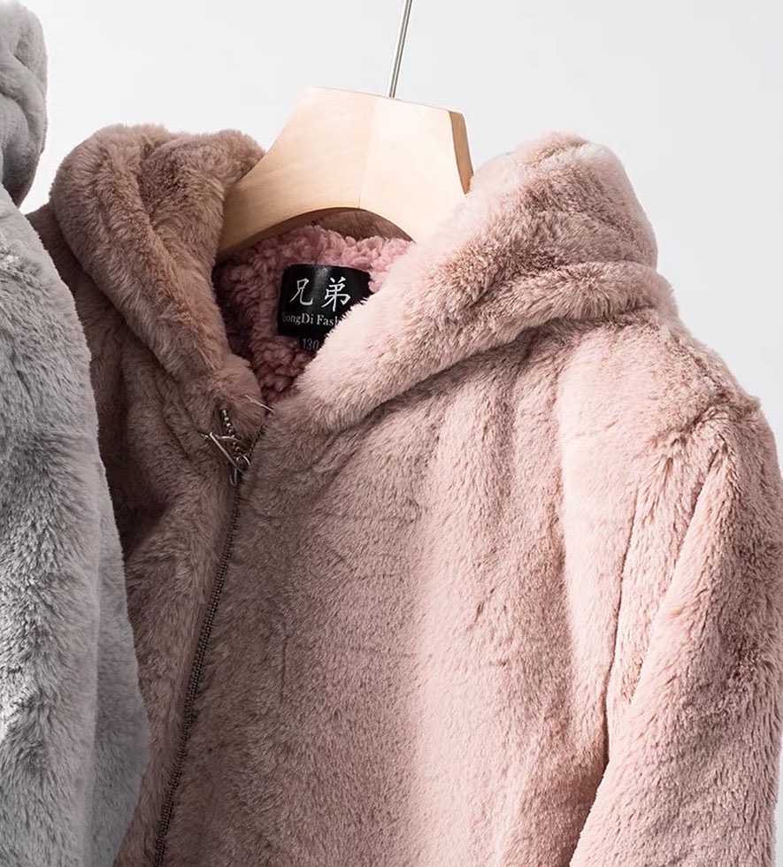 Forever21 เสื้อเฟอร์กันหนาว หมวกฮู้ด เสื้อขน สีดำ (FLUFFY COAT) 兄弟 ขาว