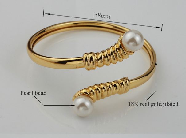 กำไลข้อมือผู้หญิง กำไลทอง 18 K และ กำไลเงิน ติด ไข่มุก ที่ขอบ 2 ฝั่ง ดีไซน์ เกลียว คลื่น เล็กน้อย มีสไตล์ แบบสวย ของขวัญให้แฟน สุดหรู 799098