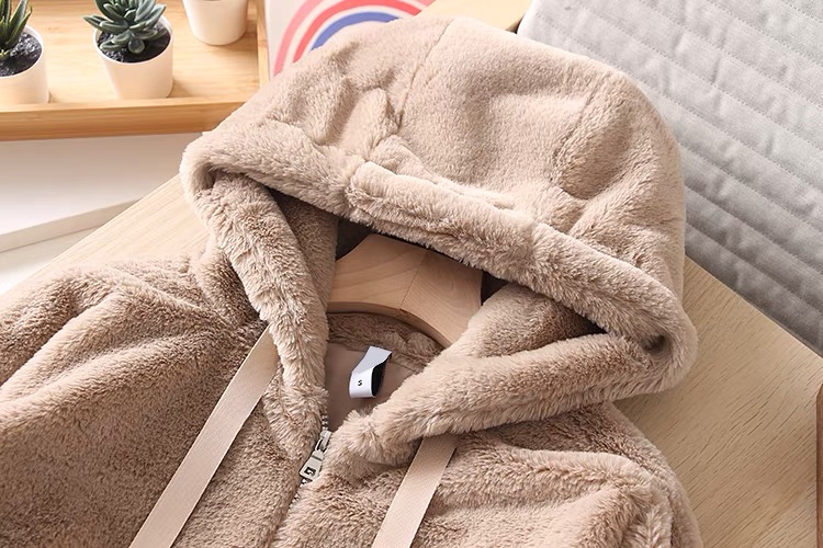 Page one เสื้อเฟอร์กันหนาว หมวกฮู้ด เสื้อขน Fluffy coat แบรนด์ page One ดำ