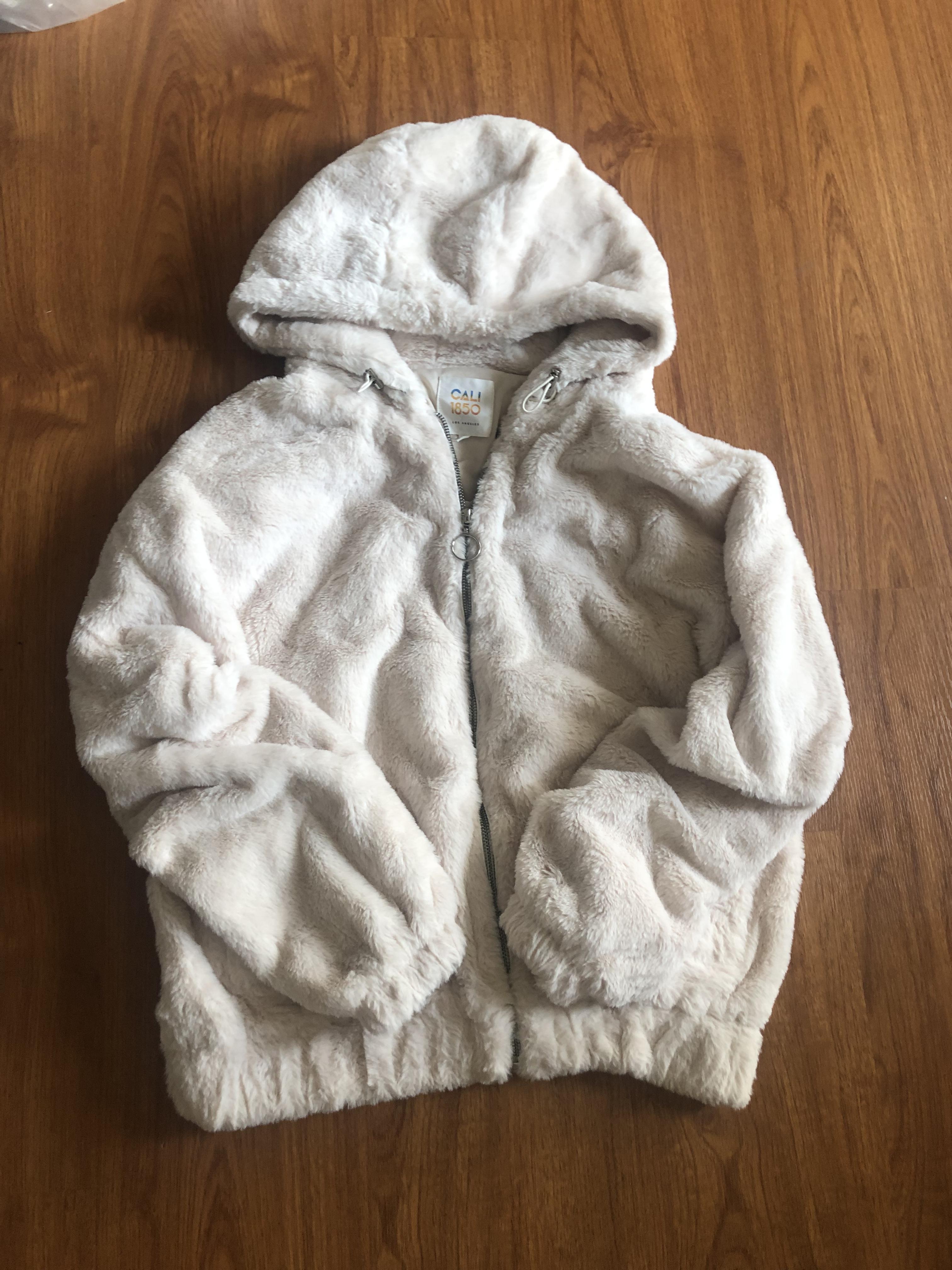Cali 1985 เสื้อเฟอร์กันหนาว หมวกฮู้ด เสื้อขน (FLUFFY COAT) สีครีม แบรนด์ CALI 1985 Los Angeles ขาว