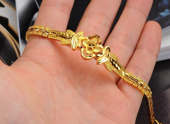 สร้อยข้อมือทอง 18 K สร้อยข้อมือผู้หญิง ดีไซน์ แกะลาย ดอกไม้ ดอกใหญ่ สีทอง สวยหรู ของขวัญให้แฟน ของขวัญวันเกิด ใส่ออกงาน 738477