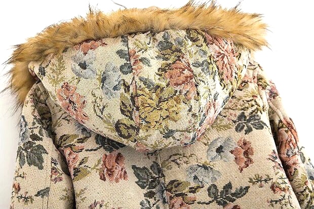 BELLFIELD เสื้อกันหนาว แต่งฮูท ติดเฟอร์ แบรนด์ดังอังกฤษ BELLFIELD ลายดอกสีนูทกากีอ่อน สวยหรู งานสวย เนี๊ยบมากคะ (จำนวนจำกัด ) (หมวกฮูทถอดได้คะ) Size S/M/L นูทกากีอ่อน