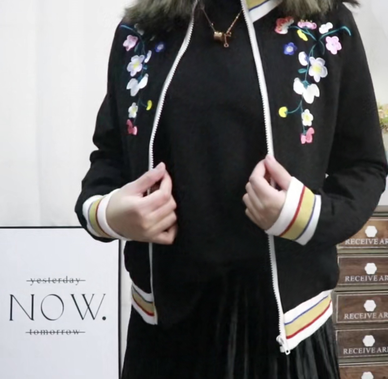 เสื้อแจ็คเก็ต เสื้อคลุม เสื้อวอร์มสีดำ ปักดอก ปลายแขนจั๊ม ดำ