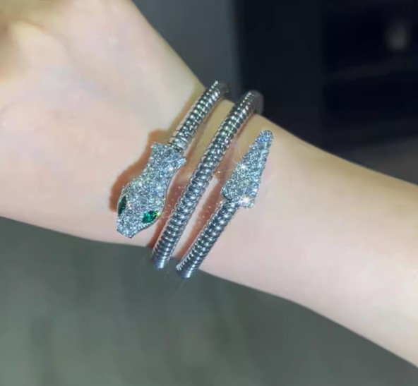 กำไลข้อมือ งู ฝังเพชร ลายกระดูกงู หัว กับ หาง ฝังเพชร ตาสีเขียวมรกต กำไลข้อมือ เงินทอง สำหรับปีงู 608560