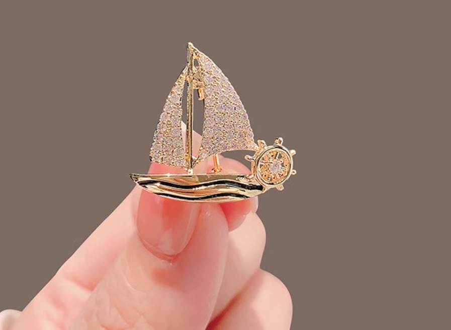 เข็มกลัด จำลอง เรือใบ สีทอง ฝังเพชร เข็มกลัด รูปเรือ สวย ๆ เรือใบสีทอง สวยหรู ดูแพง ติดเสื้อออกงาน 860989