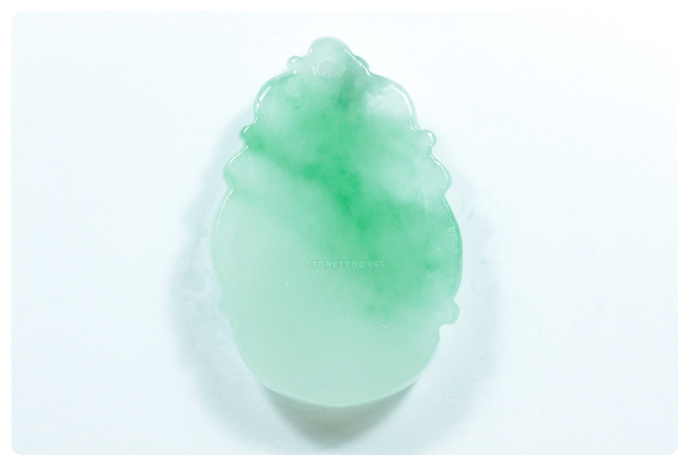 หยกน้ำแข็งแกะสลักเป็นรูปสุนัข(จอ) icejade