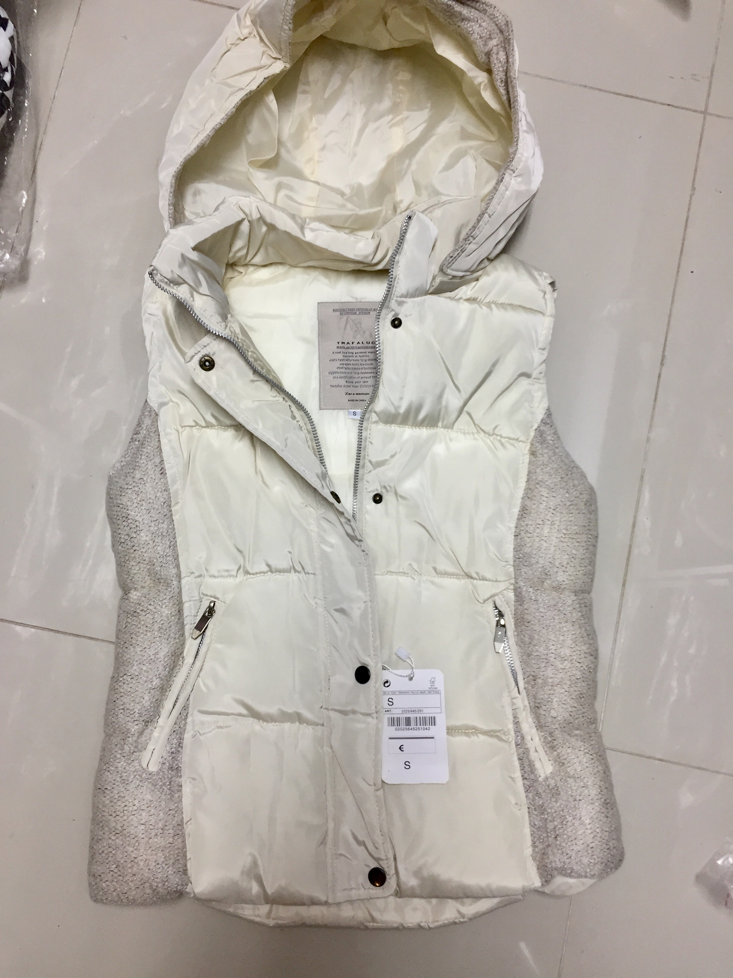 เสื้อกั๊กกันหนาว กั๊กZARA สีขาวครีมแต่งหมวกฮูท (ฮูทถอดได้คะ) แต่งขนอุ่น คอปกด้านใน แบบสวย น่ารักมากคะ ขาว