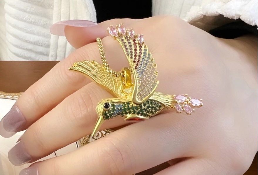 สร้อยคอผู้หญิง ใส่ออกงาน สร้อยทอง พร้อม จี้นก ฝังเพชร หลากสี สวยหรู นกสีทอง ตกแต่งด้วยอัญมณีหลากสี 100246