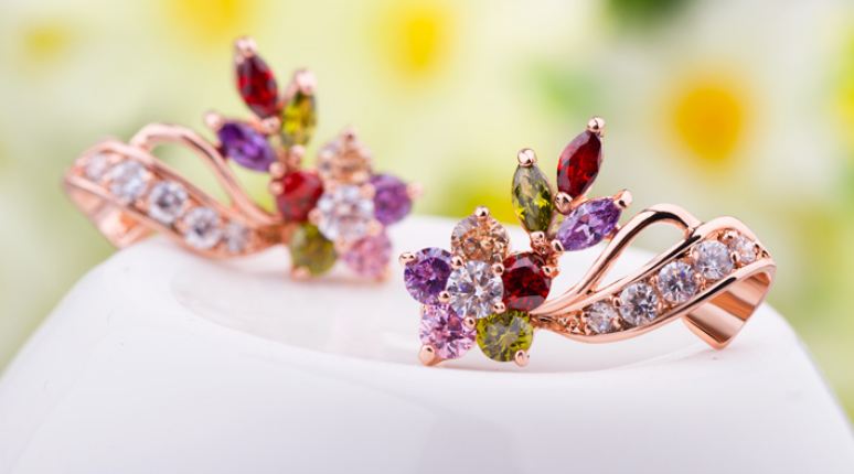 ต่างหู ตุ้มหู เพชร พลอย ตกแต่ง อัญมณี หลากสี คริสตัลแท้ ออสเตเรีย ทับทิม โกเมน มรกต ดีไซน์ รูปดอกไม้ ช่อติดเพชร CZ ของขวัญสุดหรู 894015