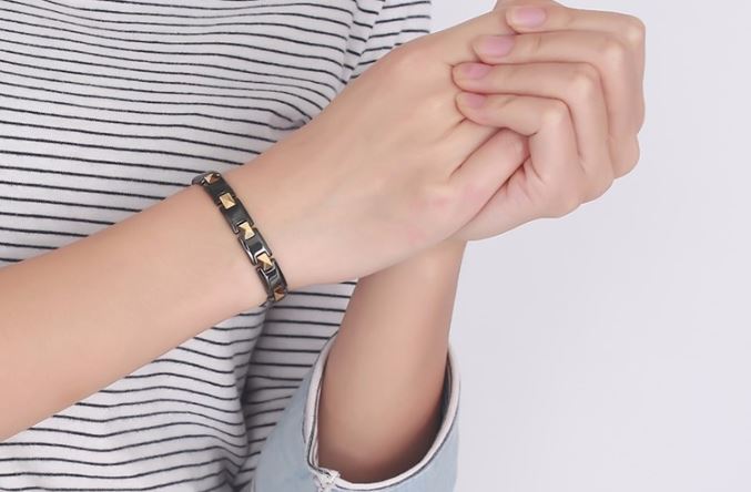 สร้อยข้อมือ สแตนเลสแท้ สีดำ ตัด กับสีทอง ฝังแม่เหล็ก ปรับสมดุล ประจุร่างกาย สร้อยข้อมือเท่ ๆ เสริมบุคคลิก 902783
