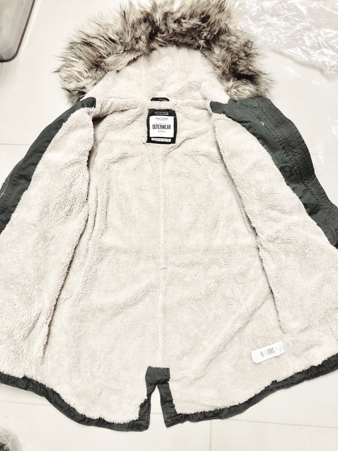 เสื้อกันหนาว เสื้อแนวPARKA กันหนาว แต่งฮูทติดเฟอร์ สีกากี แบรนด์เนม ALCOTT LOSANGELES UK แท้ ซับขนอุ่นสีขาว งานสวยเนี๊ยบมากคะ Size S/M/L /XL กากี