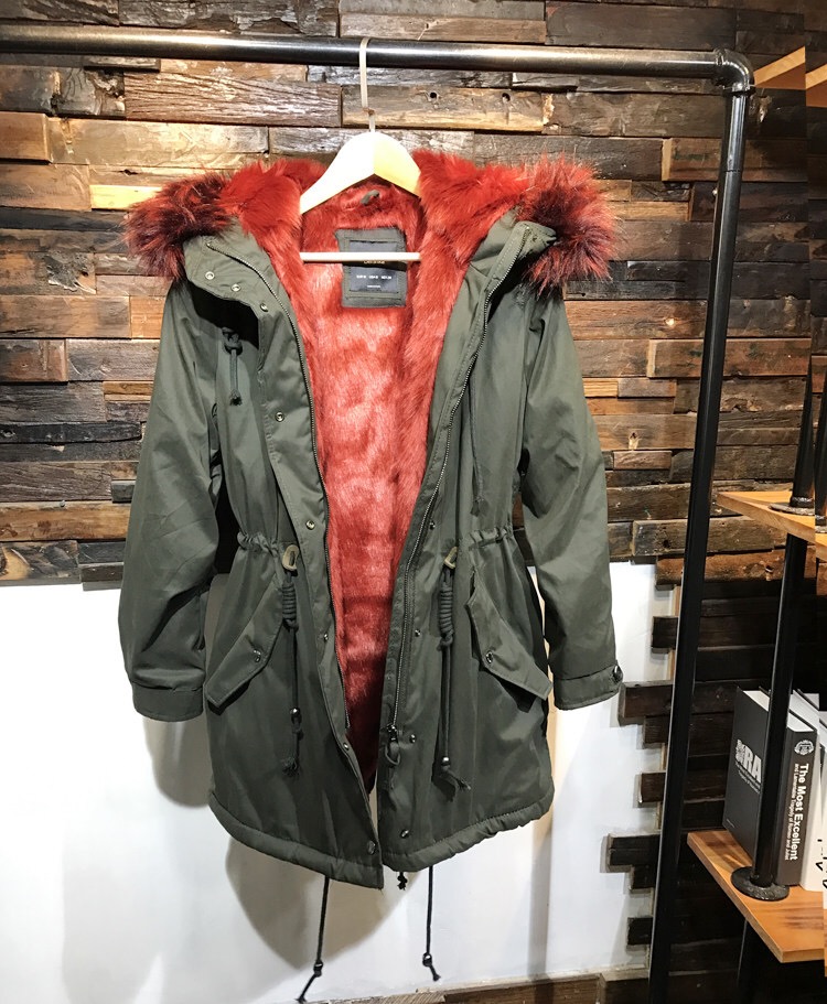 BERSHKA เสื้อโค้ท โค้ทฮูท กันหนาว เสื้อparka ฮูท กันหนาวสีเขียว แบรนด์เนมBERSHKA แต่งเฟอร์ สีน้ำเงิน ซับขนอุ่นน้ำเงิน งานสวย มากคะ Size S/M/L/2L/3L สำเนา สำเนา เขียวเฟอร์น้ำเงิน