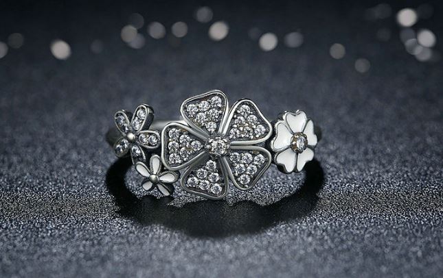 แหวนเงินแท้ 925 Sterling แหวนผู้หญิง ดีไซน์ ดอกไม้ สีขาว รักบริสุทธิ์ ผสมผสาน กับ ดอกไม้ ฝังเพชร CZ AAA สุดหรู ของขวัญให้แฟน น่ารัก 948081