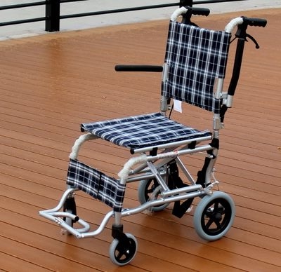 รถเข็นผู้ป่วย น้ำหนักเบา พับได้ พร้อมกระเป๋าใส่เดินทาง