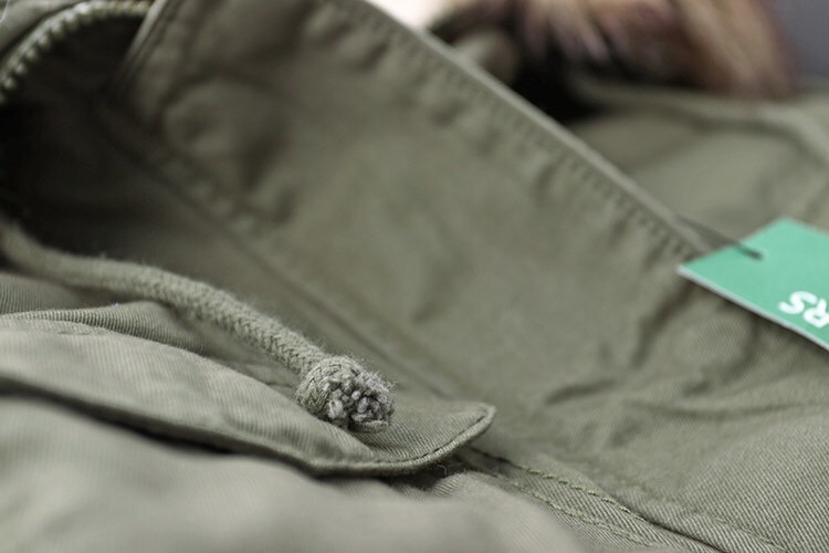 Benetton เสื้อกันหนาว parka ปาร์ก้า โค้ทกันหนาว เสื้อฮูทเฟอร์ สีเขียว แบรนด์เนม BENETTON แต่งขนเฟอร์ ซับขนอุ่นด้านใน(เฟอร์ถอดได้คะ) เขียว
