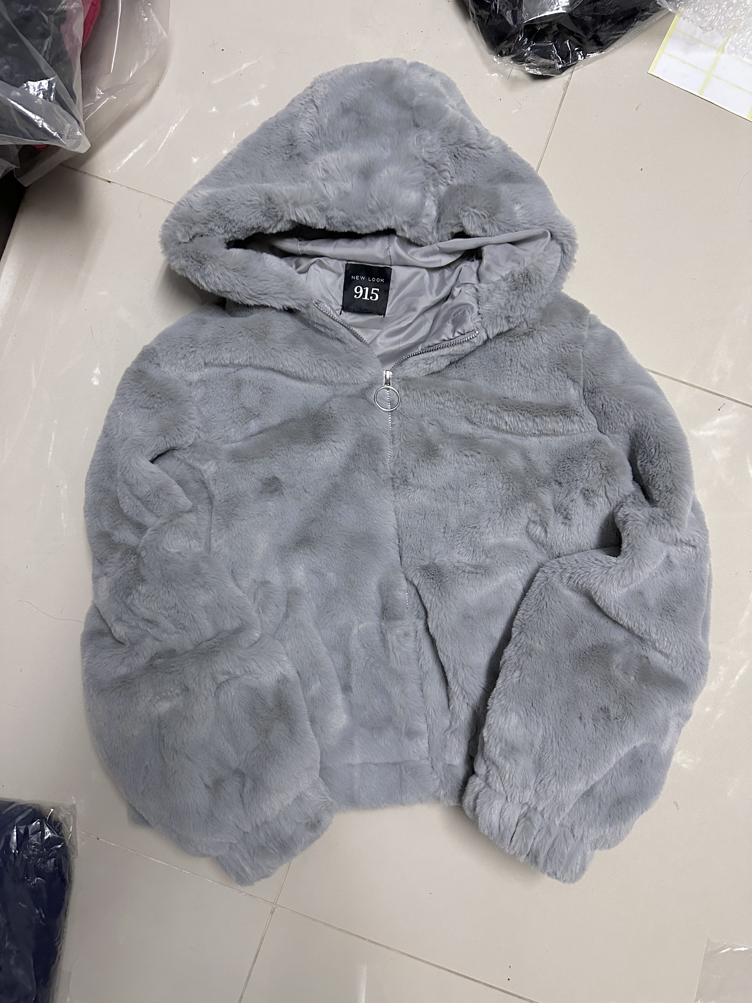 915 เสื้อเฟอร์กันหนาว หมวกฮู้ด เสื้อขน Fluffy coat แบรนด์ New look 915สำเนา เทา