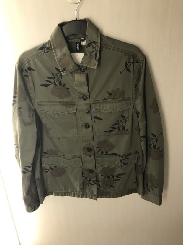 H&m เสื้อทหาร เสื้อเขียวทหาร ลายดอก เสื้อนอกแนวทหาร H&M (ตัดป้าย) แพทเทินสวย เท่ห์มาก คะ Size M สำเนา สำเนา เขียว