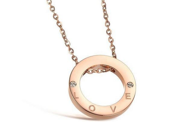 สร้อยคอผู้หญิง สร้อยคอ สี Rose Gold Stainless Steel ห้อยจี้ วงกลม ติดเพชร CZ AAA สลักอักษร Love สร้อยคอ ให้แฟน สุดหรู 702390