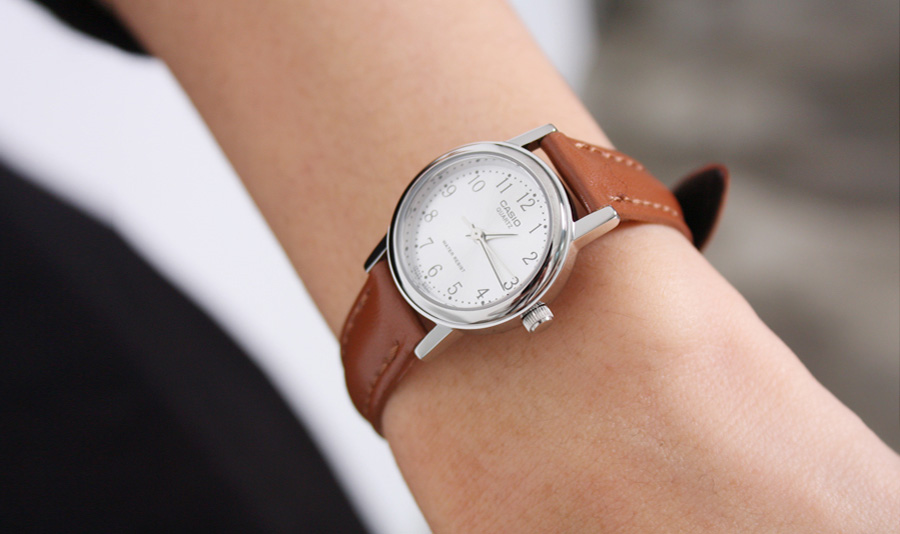 CASIO นาฬิกาคาสิโอ นาฬิกาข้อมือ นาฬิกากันน้ำ นาฬิกาของแท้ ประกันศูนย์ CMG 1 ปี รุ่น LTP-1095E-7B นาฬิกาสีน้ำตาล