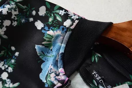 เสื้อคลุม เสื้อแจ็คเก็ต ผ้าวอร์ม พื้นดำ ลายดอกสีสันสวยสดใส แต่งแขนเอวจั๊ม เนื้อผ้าหนานุ่มเริ่ดคะ ติดแบรนด์ TSZC