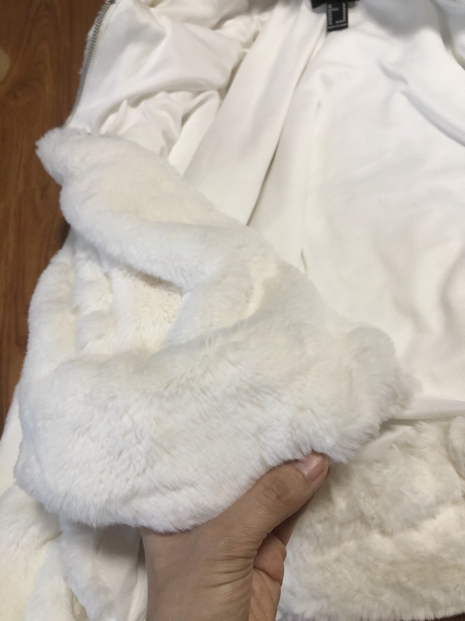 Forever21 เสื้อเฟอร์กันหนาว หมวกฮู้ด เสื้อขน แบรนด์ forever21 (FLUFFY COAT) ขาว