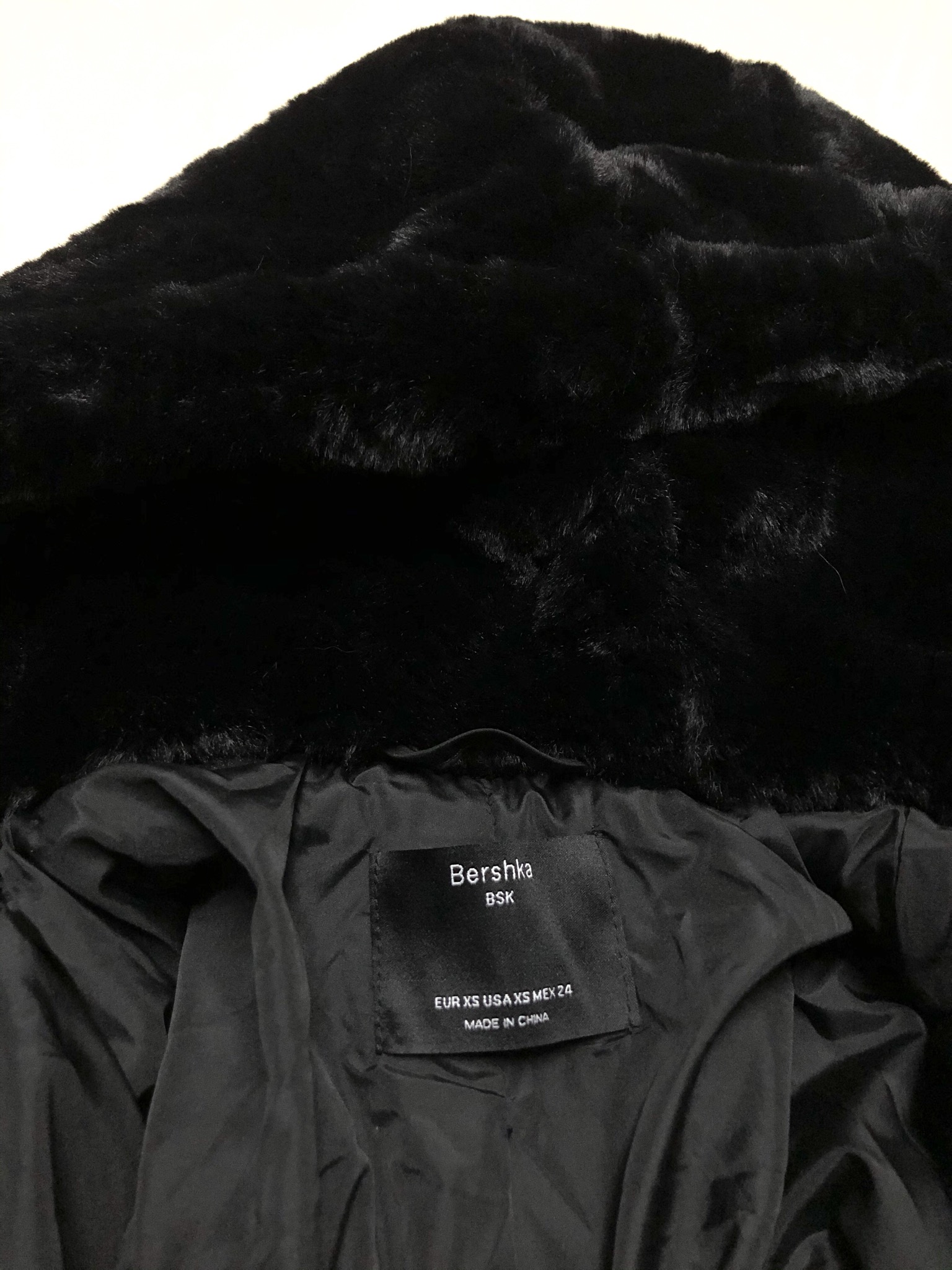 Bershka เสื้อเฟอร์กันหนาว หมวกฮู้ด เสื้อขน สีดำ แบรนด์ BERSHKA เนื้อนิ่ม นุ่มมากคะ สำเนา สำเนา สำเนา ดำ
