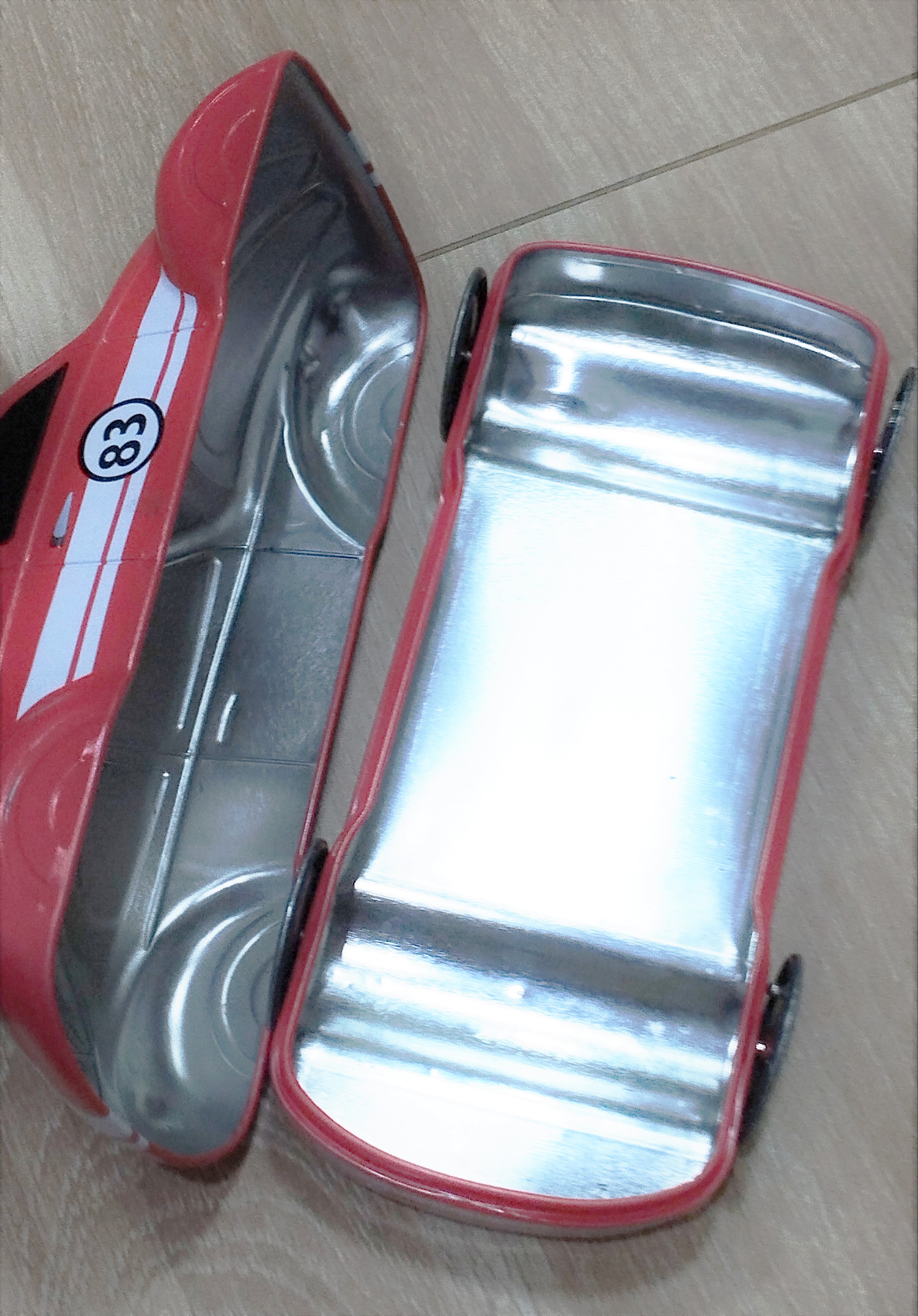 รถออมตังค์ โลหะสูดเท่ห์ สีเเดงลายKitKat มือสอง