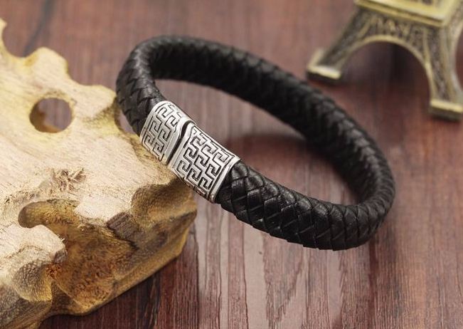 สร้อยข้อมือผู้ชาย กำไลข้อมือ ผู้ชาย สายหนังสีดำ ถัก เส้นใหญ่ สร้อยข้อมือวัยรุ่น แต่งด้วย Stainless แกะลายโบราณ ของขวัญให้แฟนแบบ เก๋ ๆ 446854