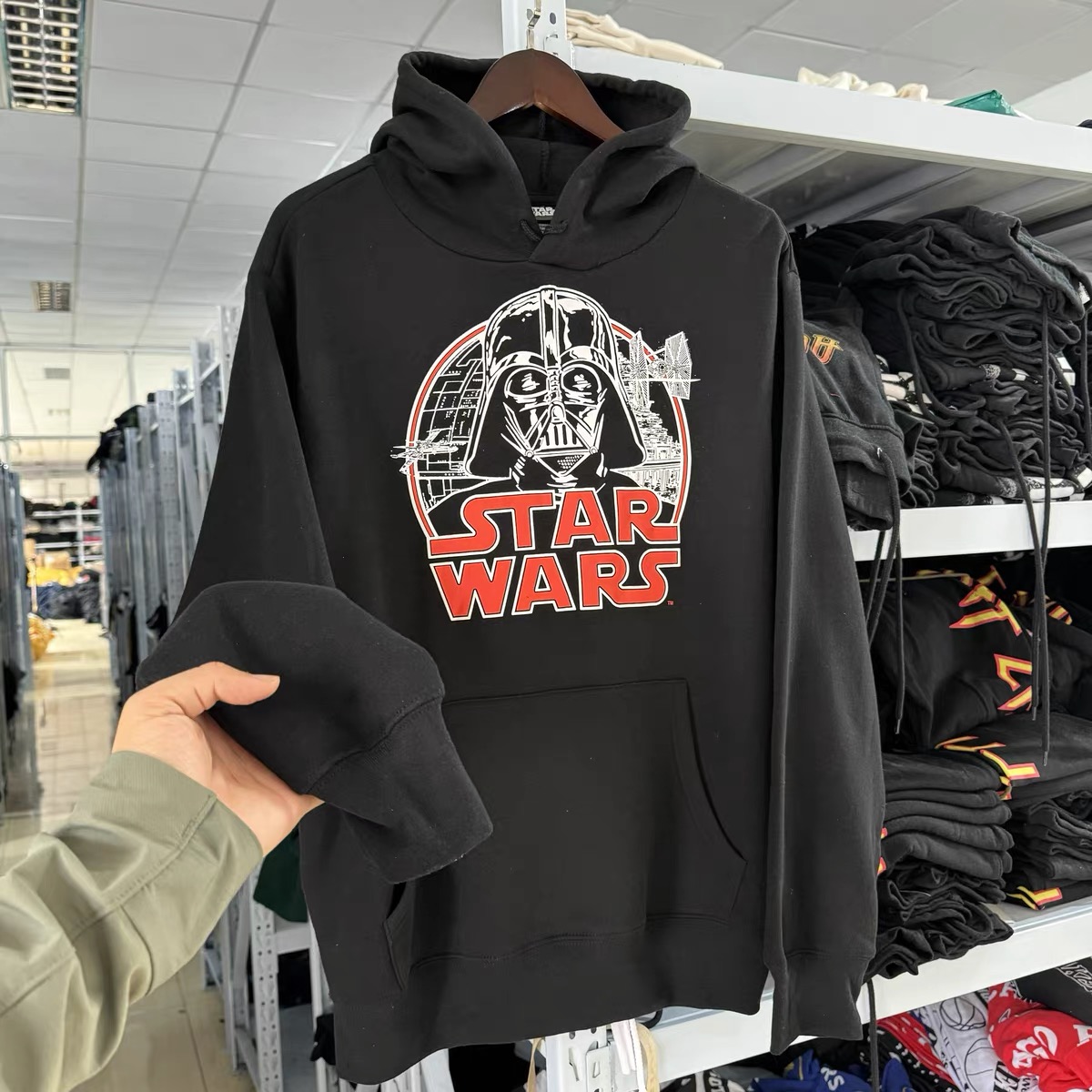 Star Wars Men's Darth Vader Graphic Hoodie with Long Sleeves เสื้อวอร์ม สเวตเตอร์ starwars หน้ากาก แขนยาว ลายการ์ตูน DISNEYงานสวย มากคะ สำเนา สำเนา สำเนา สำเนา สำเนา สำเนา เขียว