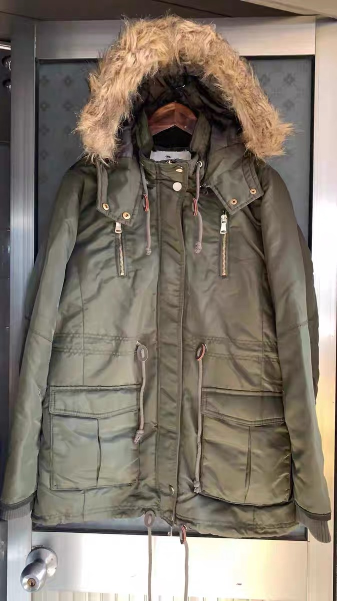 Stradivarius เสื้อโค้ท โค้ทฮูท กันหนาว เสื้อparka ฮูท กันหนาวสีเขียว แต่งเฟอร์ Stradivarius เฟอร์ สวย ใหญ่ ฟูมากคะ งานสวยพรีเมี่ยมช็อปเลยคะ Size S/M/L/XL สำเนา เขียว
