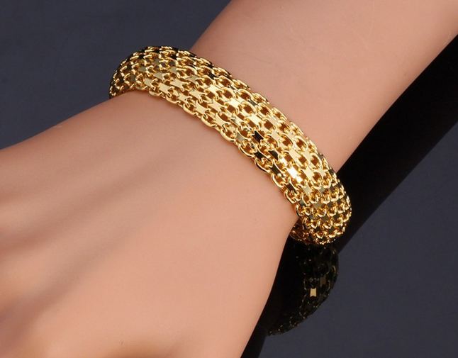 กำไลข้อมือ สร้อยข้อมือ ทอง 18 K ทำเป็น ลายโซ่ เส้นใหญ่ แบบสวยหรู สร้อยข้อมือทอง ใส่ออกงาน เพิ่มราศี สร้อยข้อมือหรู ๆ มีระดับ 616220