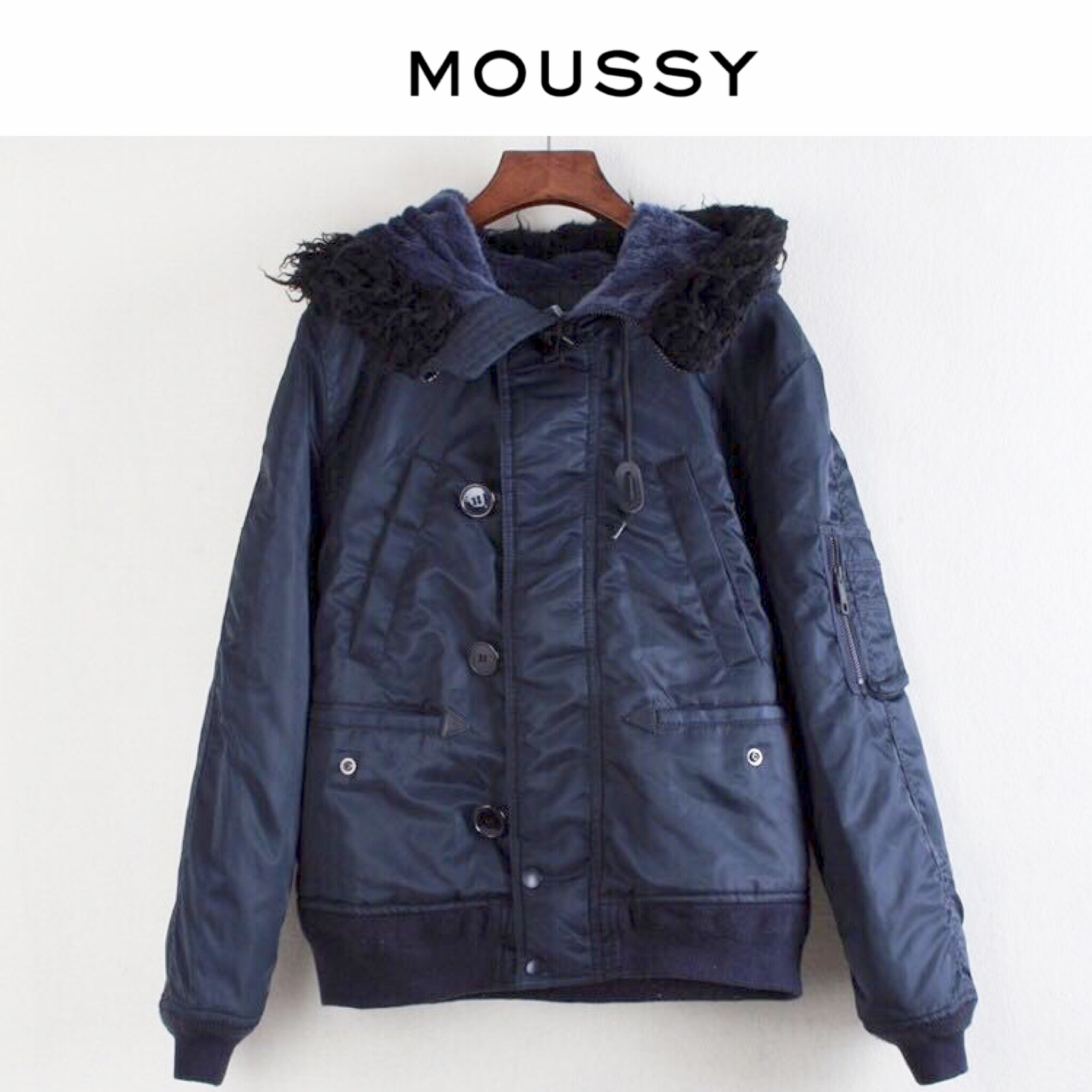Moussy เสื้อกันหนาว แต่งฮูท สีน้ำเงินกรมท่า เสื้อกันหนาวแบรนด์เนม Moussy สุดหรู ของแท้100% บุนวมอุ่น เนื้อผ้ากันน้ำ กันหิมะ แบบสวย แนวๆ น่ารักมากคะ งานญี่ปุ่น สวย เนี๊ยบมากๆเลยค่า Size M/L น้ำเงินกรม