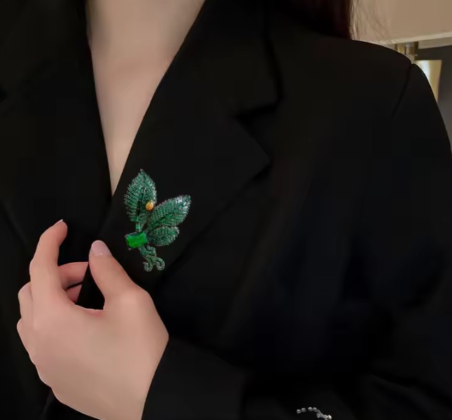 เข็มกลัด ใบไม้ ฝังเพชร เข็มกลัด ใบไม้ ตกแต่ง ด้วย เต่าทอง เกาะใบไม้ ติดเสื้อสูท ชุดออกงาน แบบสมจริง 708854