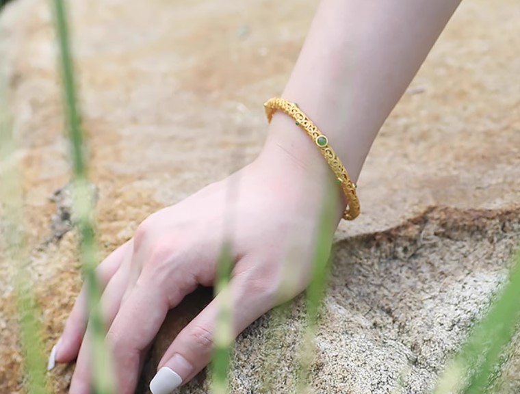 กำไลข้อมือ ทอง เงิน ลายฉลุ ไทยโบราณ ฝังหยก สีเขียว สีแดง กำไลข้อมือลายไทย ใส่สวย ๆ 183998