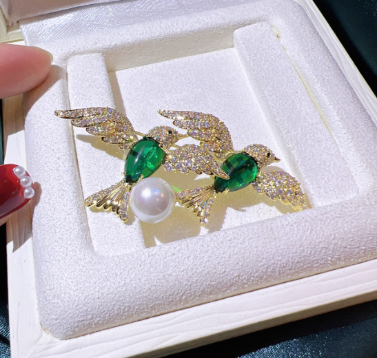 เข็มกลัด นกนางแอ่น เข็มกลัด นก ฝังเพชร สีเขียว มรกต สวยหรู เข็มกลัด ตกแต่งเสื้อผ้า สื่อความหมายดี ๆ 603542