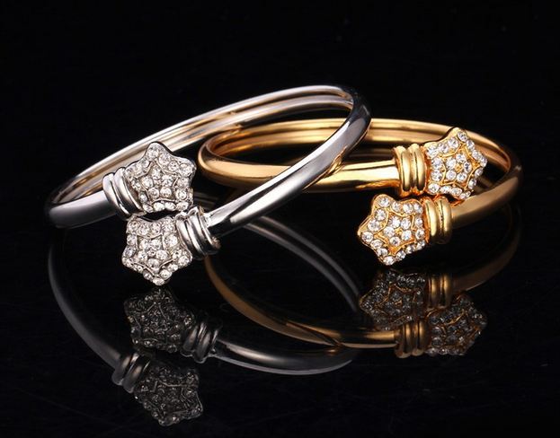 กำไลข้อมือผู้หญิง กำไลทอง 18 K และ กำไลเงิน Platinum ดีไซน์ ติดดาว ฝัง เพชร CZ AAA 2 ฝั่ง สวยหรู เก๋มากค่ะ ของขวัญวันเกิดแฟน 556540