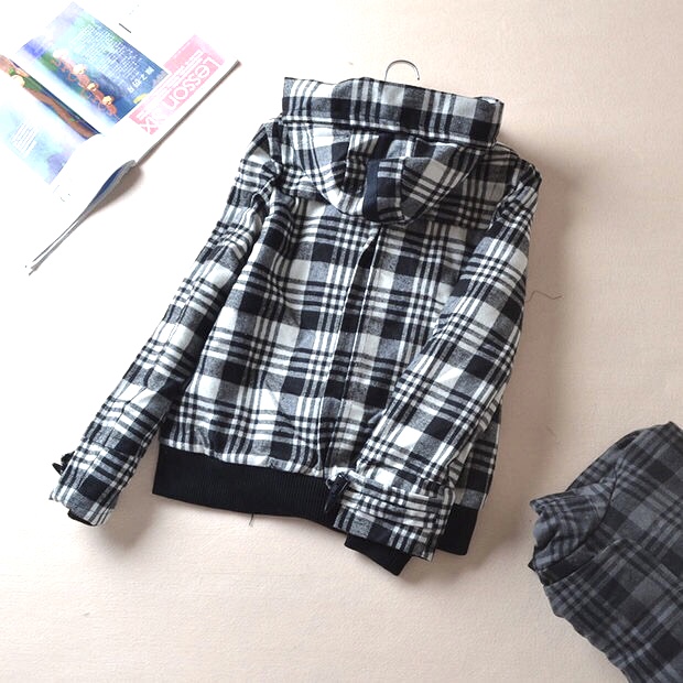 Only เสื้อกันหนาว ลายตารางขาวดำ แต่งฮูทแบรนด์เนม ONLYแท้100% แขนมีซับกันลม แบบสวย งานหรู มากคะ สินค้าญี่ปุ่น ขาวดำ