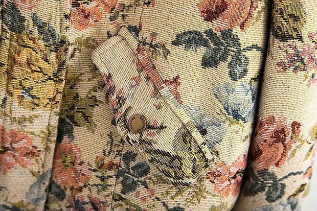 BELLFIELD เสื้อกันหนาว แต่งฮูท ติดเฟอร์ แบรนด์ดังอังกฤษ BELLFIELD ลายดอกสีนูทกากีอ่อน สวยหรู งานสวย เนี๊ยบมากคะ (จำนวนจำกัด ) (หมวกฮูทถอดได้คะ) Size S/M/L นูทกากีอ่อน