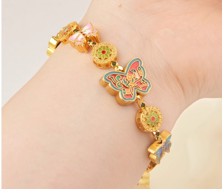 สร้อยข้อมือทอง ร้อยชาร์ม ผีเสื้อ สีทอง สวยหรู สร้อยข้อมือทองใส่เที่ยว ใส่ออกงาน แบบสวย ๆ สไตล์วัยรุ่น 555098