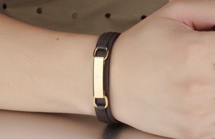 สร้อยข้อมือ สายหนังแท้ สไตล์วินเทจ แต่ง แผ่น Stainless แท้ สีทอง พิมพ์ลาย ไม้กางเขน แนวหรูหรา ผสม ความคลาสสิค อย่างลงตัว 172293
