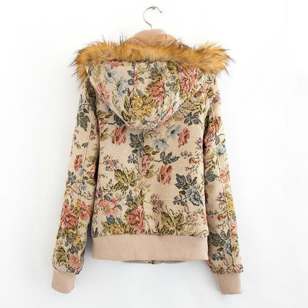 BELLFIELD เสื้อกันหนาว แต่งฮูท ติดเฟอร์ แบรนด์ดังอังกฤษ BELLFIELD ลายดอกสีนูทกากีอ่อน สวยหรู งานสวย เนี๊ยบมากคะ (จำนวนจำกัด ) (หมวกฮูทถอดได้คะ) Size S/M/L นูทกากีอ่อน
