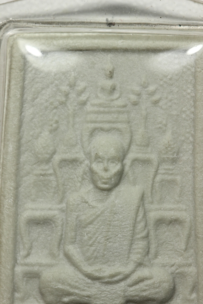 หลวงพ่อจ้อย วัดศรีอุทุมพร พระผงโต๊ะหมู่ สวย (วีดีโอกดที่ลิ้งค์)