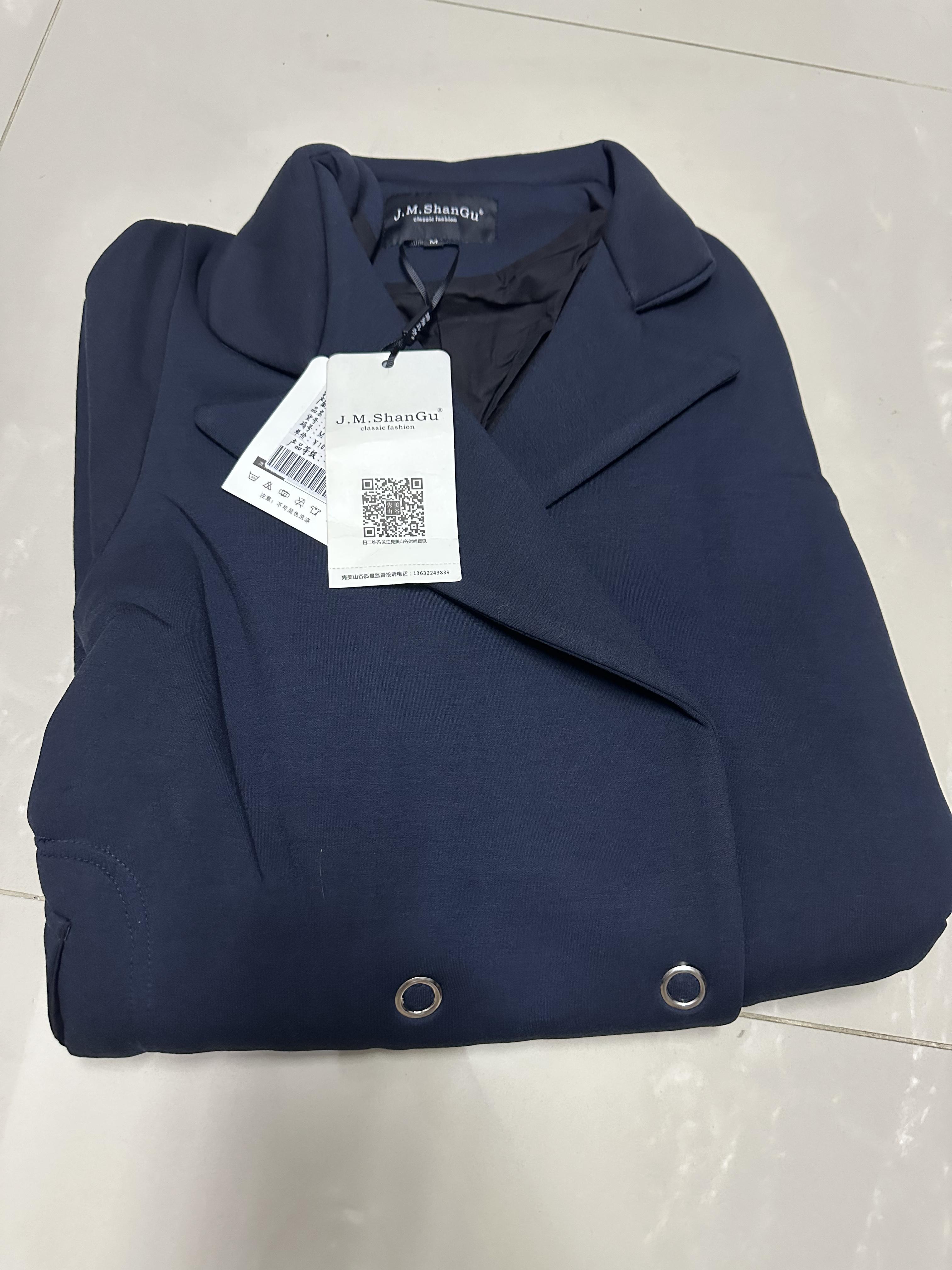 เสื้อโค้ท เสื้อกันหนาว เนื้อผ้า สีกรม แต่งกระดุมสองแถว แบรนด์ J.M.Shangu