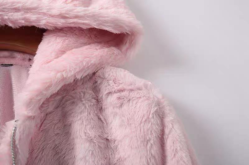 Page one เสื้อเฟอร์กันหนาว หมวกฮู้ด เสื้อขน Fluffy coat สีชมพูอ่อน แบรนด์ love tree ชมพู