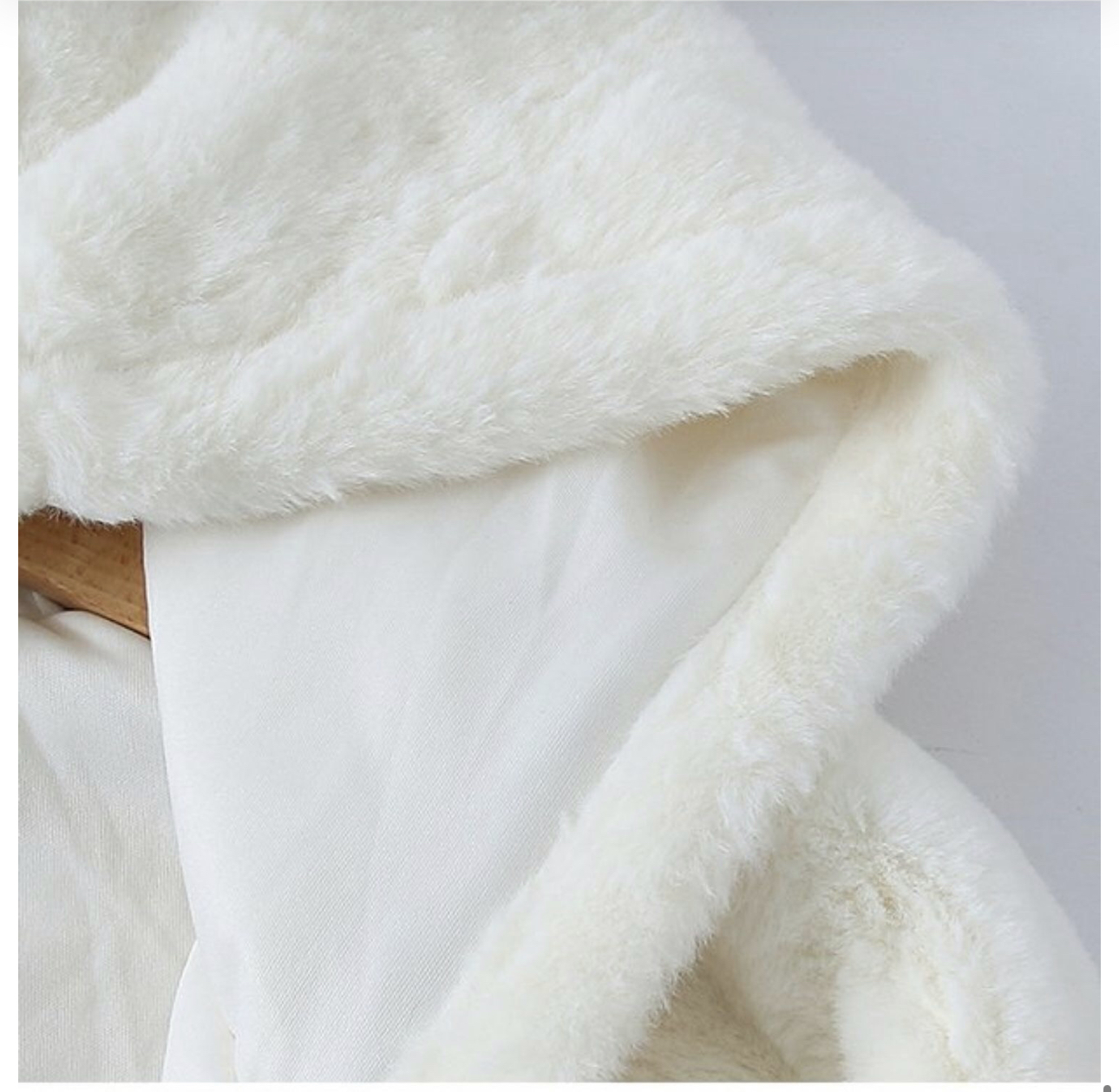 Forever21 เสื้อเฟอร์กันหนาว หมวกฮู้ด เสื้อขน แบรนด์ forever21 (FLUFFY COAT) ขาว