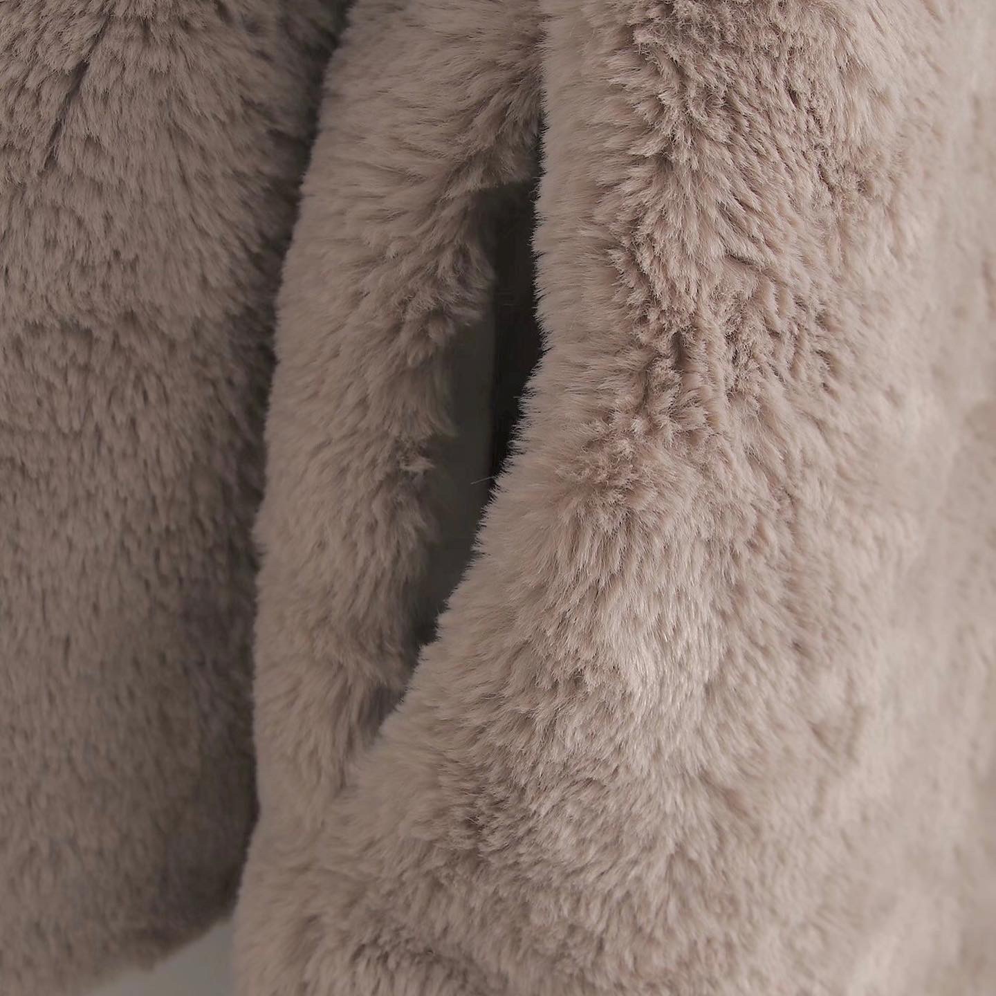เสื้อเฟอร์กันหนาว หมวกฮู้ด เสื้อขน (FLUFFY COAT) แบรนด์ LOVE TREE