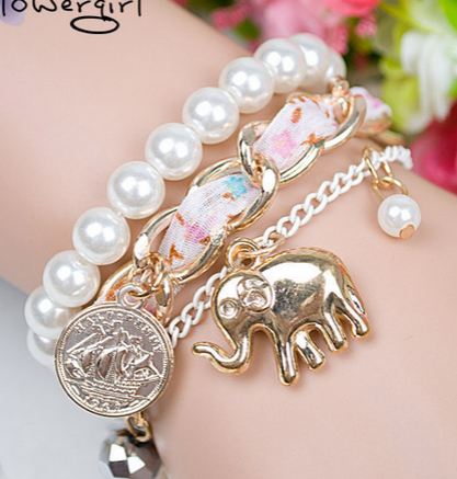 สร้อยข้อมือไข่มุก ห้อยจี้ รูปช้าง สร้อยไข่มุก สีขาว ตกแต่งด้วย จี้เหรียญ และ ช้าง เพิ่ม โม้เม้น ให้กับ ข้อมือ ของคุณ 507658