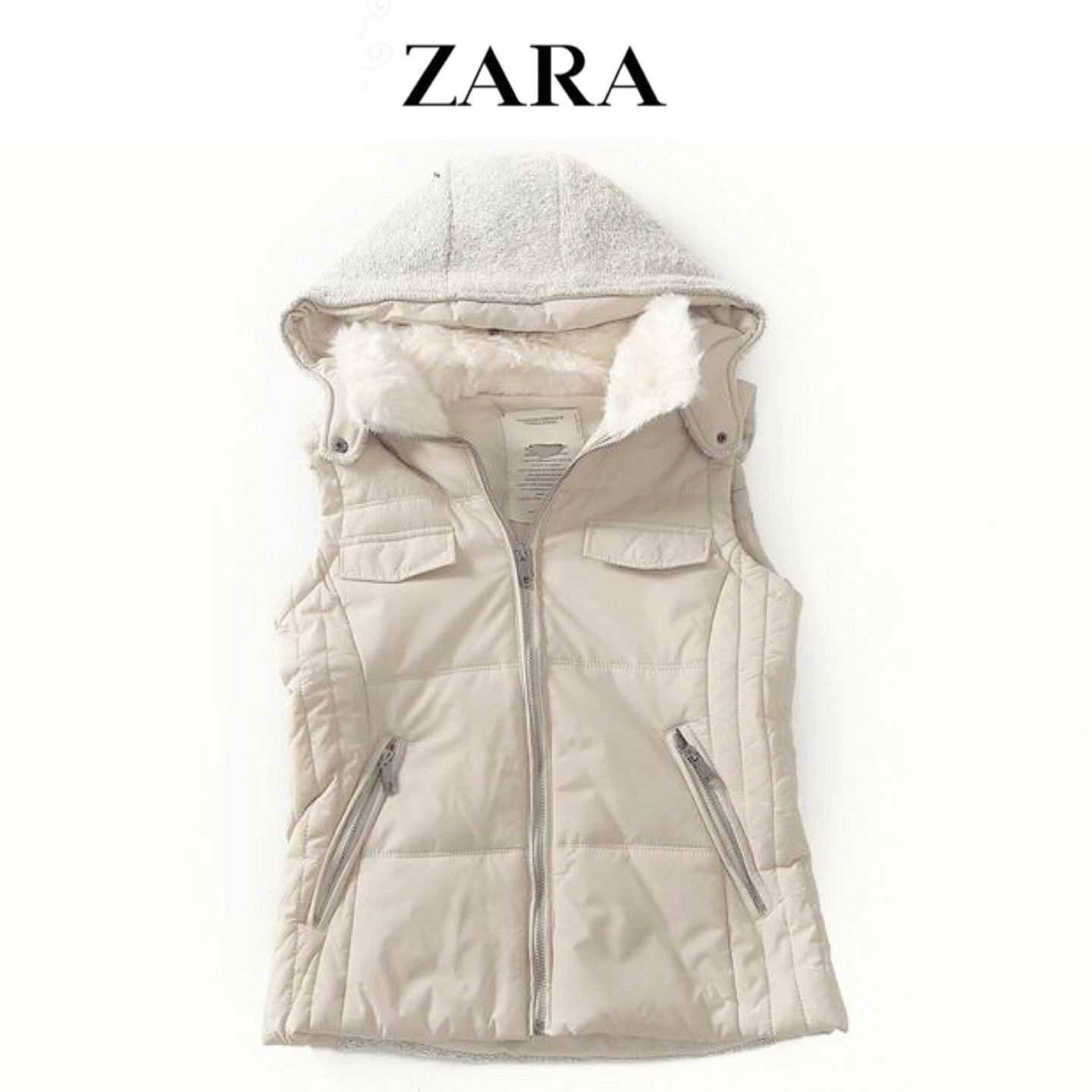 เสื้อกั๊กกันหนาว กั๊กZARA สีขาวครีมแต่งหมวกฮูท (ฮูทถอดได้คะ) แต่งขนอุ่น คอปกด้านใน แบบสวย น่ารักมากคะ ขาว