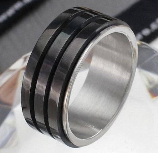 แหวนผู้ชาย แหวนเงิน Stainless Steel สีดำ แกะลาย ดีไซน์ ตีเป็น 3 เส้น คล้ายแหวน 3 วง แหวนเกลี้ยง สีดำ ของขวัญให้แฟน สุดหรู 378404
